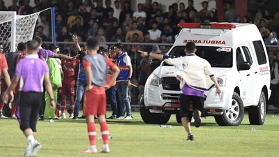 Suasana saat laga delapan besar cabang sepakbola PON XXI antara tuan rumah Aceh versus Sumut